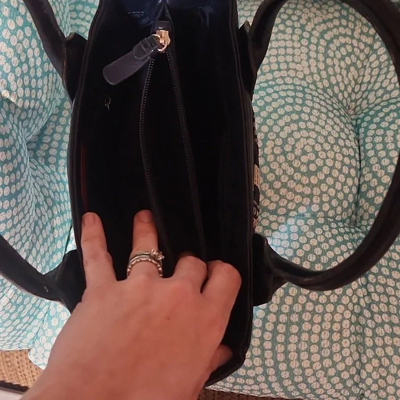 Tommy Hilfiger Vintage Black and White Tote Bag with Monogram Design - Picture 10 of 12